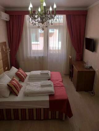 Гостиница Каллисто Адлер Двухместный номер с 2 отдельными кроватями и ванной-1